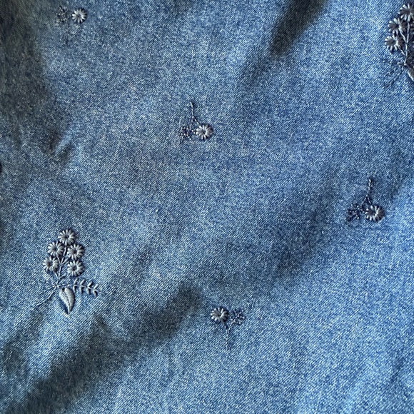 Stylish Denim Capris with Embroidery - Picture 3 of 5